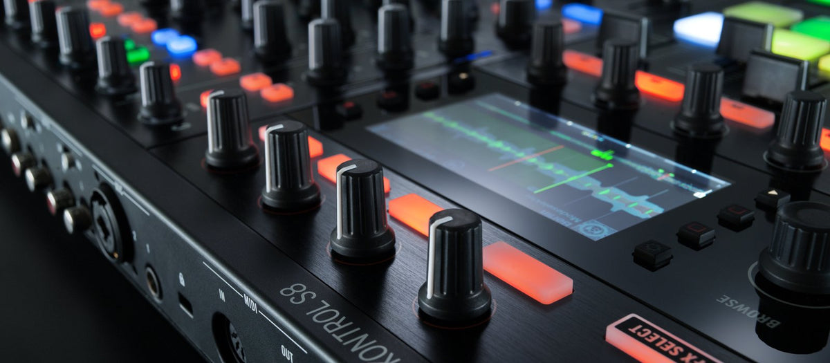 Native Instruments TRAKTOR Kontrol S8 Mixer, Audio Interface and Decks
